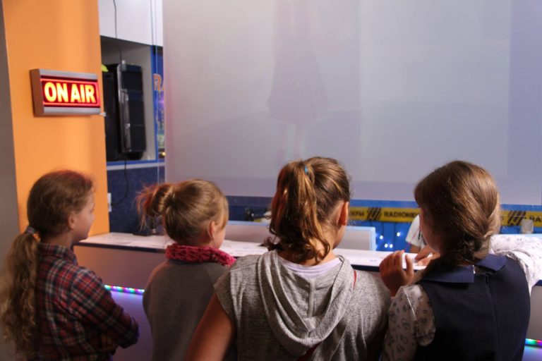 RISEBA расторгла договор аренды с Academy KidsTV из-за поездки в Белоруссию