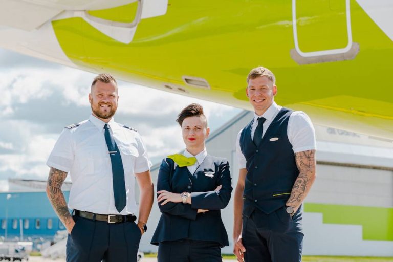 airBaltic разрешит стюардам показывать татуировки и пирсинг