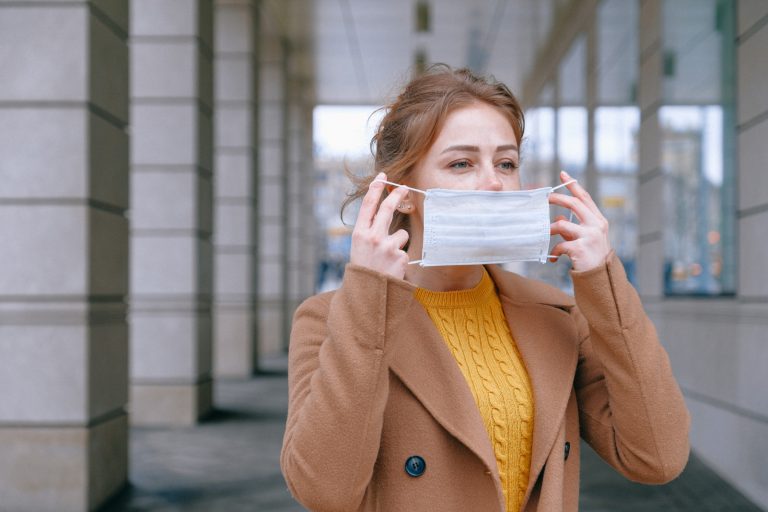 В Латвии за три дня выявлено 2605 новых случаев COVID