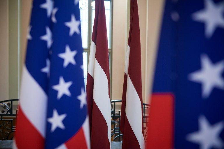 Эксперт: цель визита министра обороны США - символическая поддержка Латвии и стран Балтии в целом
