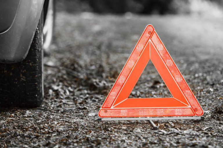 Mercedes врезался в стоящий автомобиль. Водитель погиб