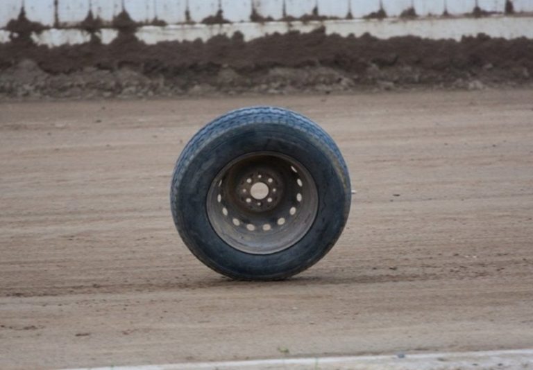 В Екабпилском крае столкнулись трактор и автомобиль: водитель погиб