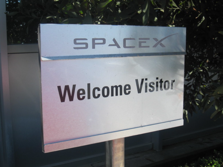 Компания Маска пообещала хакерам $25 тыс. за взлом SpaceX