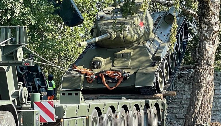 Нарвский танк сняли с постамента