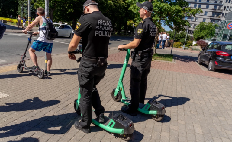 Рижские полицейские теперь отправляются в патрули на электроскутерах