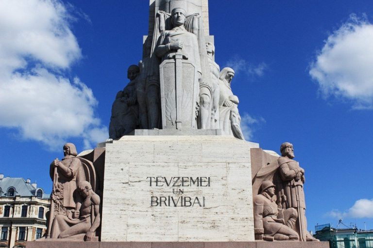 Почти половина латвийцев недовольна демократией в Латвии