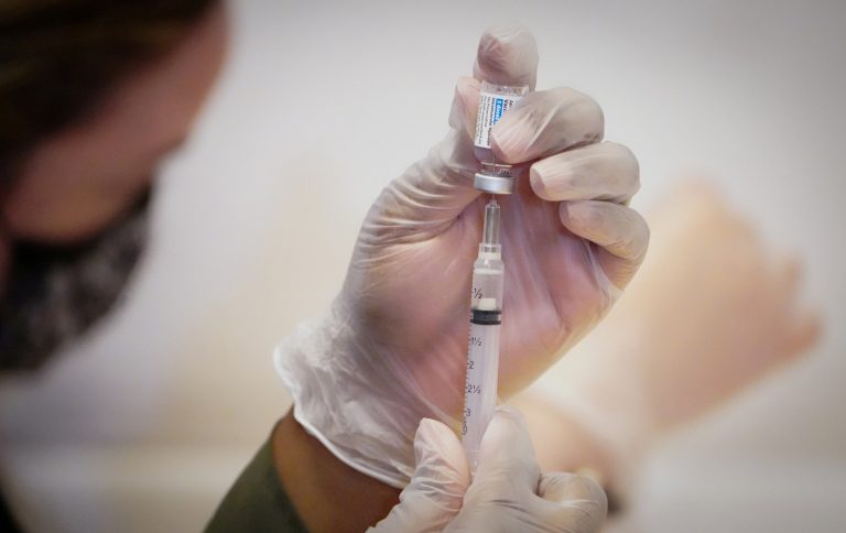 За фиктивную вакцинацию медработница получила 2 года условного лишения свободы с конфискацией имущества