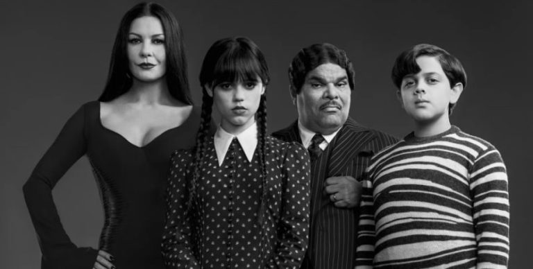 Кэтрин Зета-Джонс предстала в образе Мортиши Аддамс из нового сериала Netflix