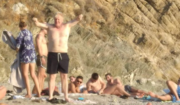 В сети появились фотографии Бориса Джонсона на пляже