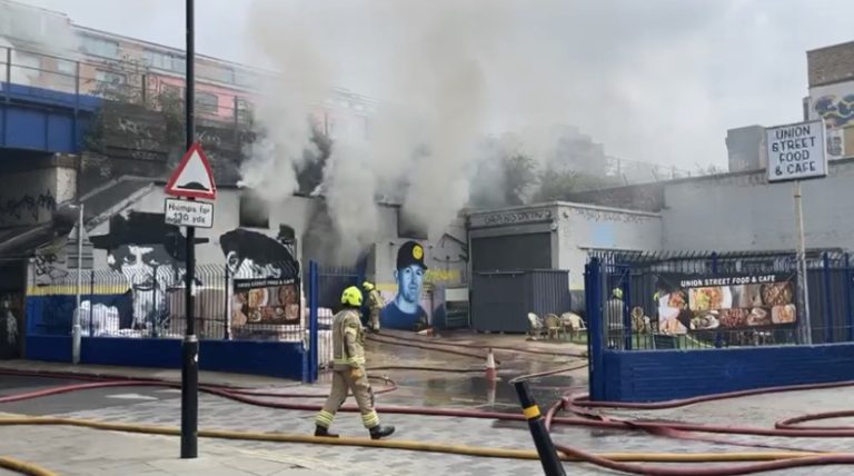 В Лондоне из-за пожара закрыли железнодорожные линии и эвакуировали дома