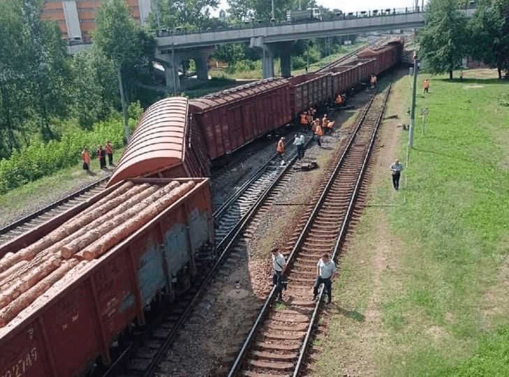 В белорусском Могилеве несколько вагонов поезда сошли с рельсов