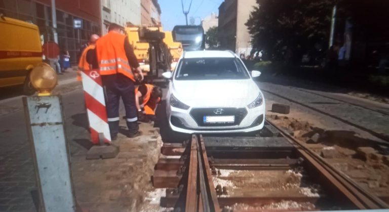 Вторая машина за сутки! Водители влетают в ремонтную яму на Кришьяна Барона