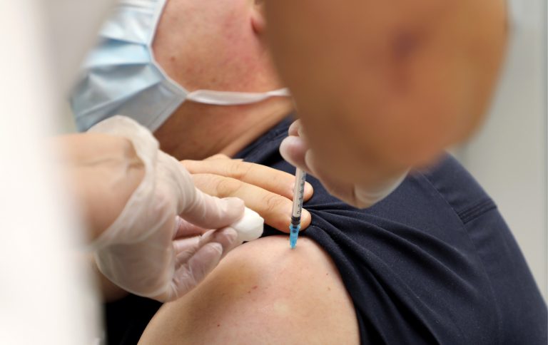 Diena: вакцинация против коронавируса станет сезонной