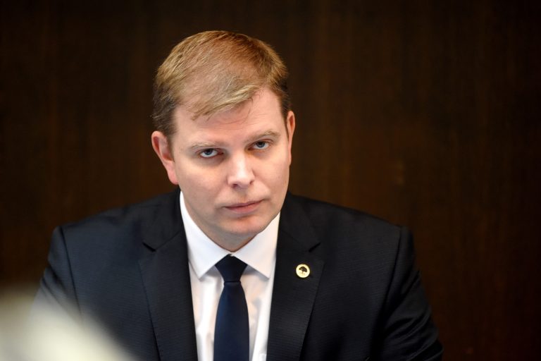 Глава комиссии Сейма: газа в Латвии может не хватить. Нужно отказываться от освещения зданий