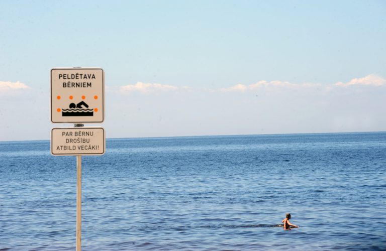 Вода на некоторых побережьях опустилась до +16 градусов