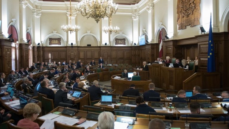 Оппозиция потребовала внеочередного заседания Сейма, оно состоится в среду