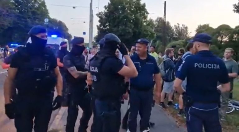 Люди собираются в Парке Победы. Полиция призывает их уйти