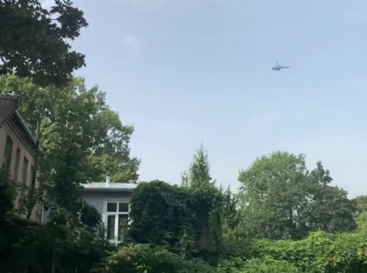 «Более 20 кругов налетал, что случилось?»: рижане взволнованы полетом вертолета над Ригой