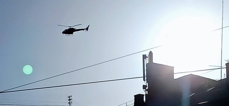 Кружащий над Ригой вертолет — работы над Латвией разрешены до конца года
