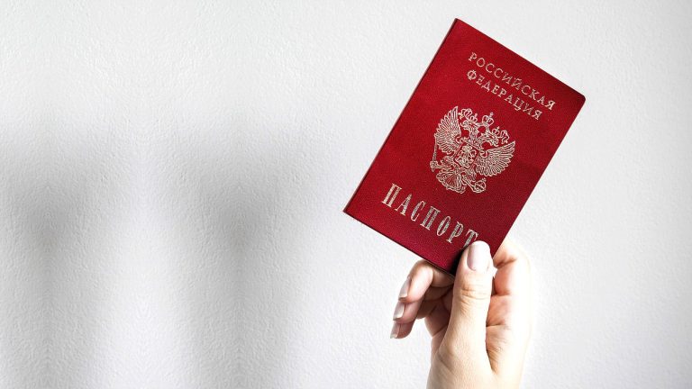 Жителей Латвии, получивших российское гражданство, будет трудно выявить