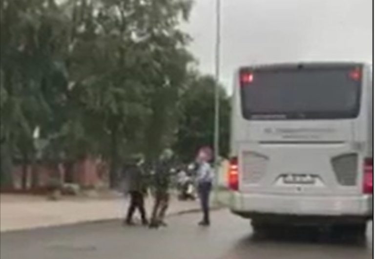 Защита от агрессивного пассажира? Водитель автобуса избил юношу в центре Лиепаи