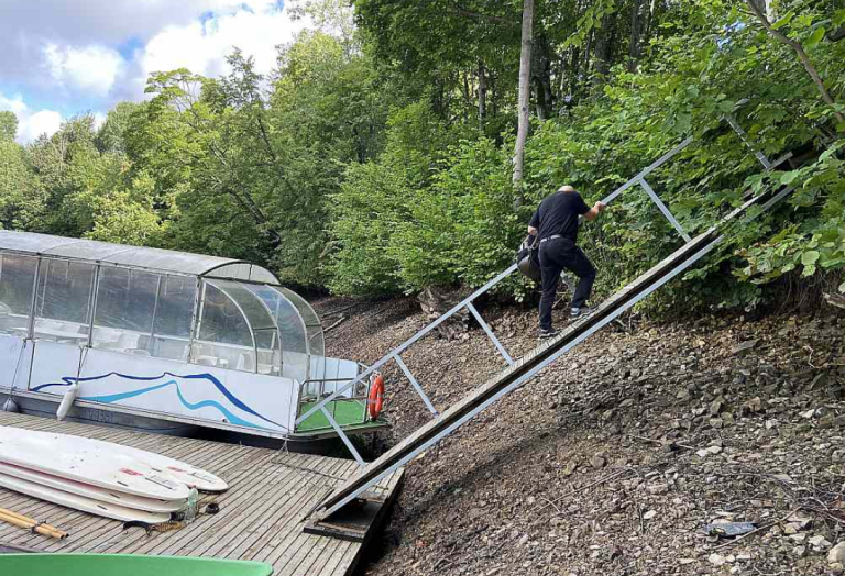 В Плявиньском водохранилище спустили воду. Владельцы гостевых домов недовольны