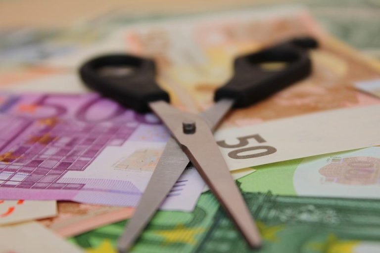 График: рост зарплат в Латвии не поспевает за инфляцией