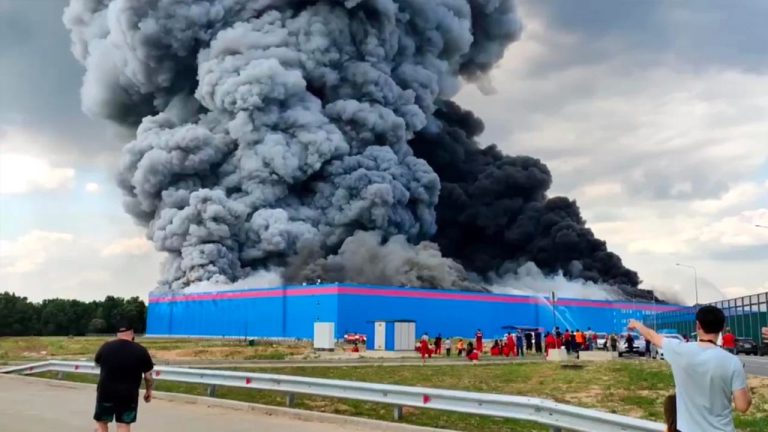 Пожар на складе OZON в Подмосковье: один погибший и ущерба на миллиарды