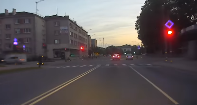 Два водителя в Елгаве промчались на красный свет. В этот момент сзади ехала полицейская машина