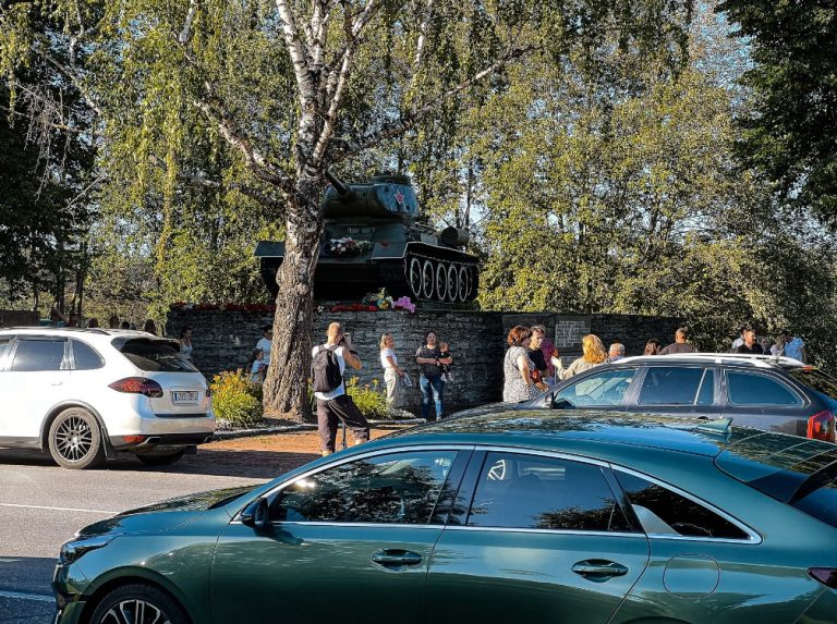 МИД Эстонии предложил убрать танк-памятник в Нарве, горожане выступили против