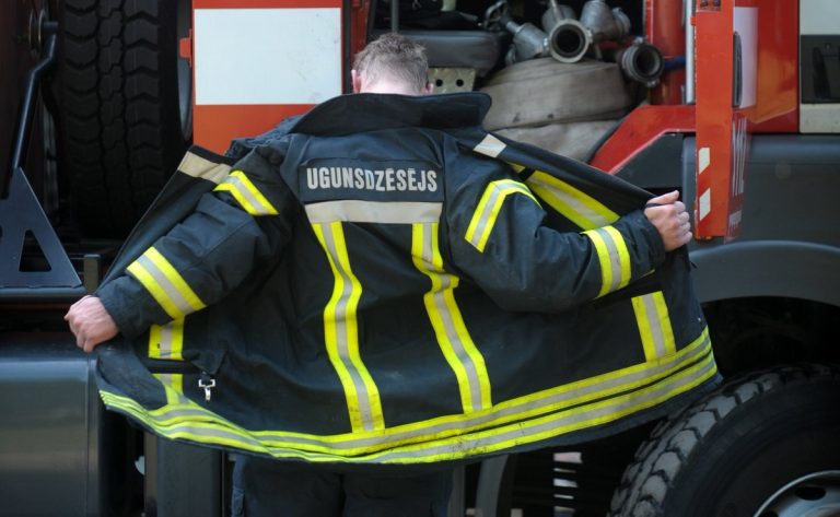 В пожаре в Лиепае в среду пострадал человек