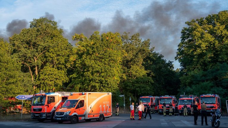 На берлинском складе с боеприпасами бушует пожар после взрыва