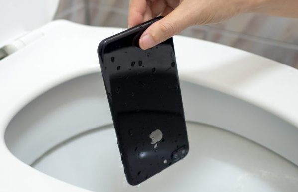 5 веских причин ходить в туалет без смартфона