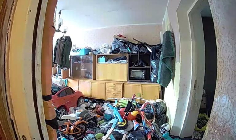 Полуголый 5-летний малыш бегал по лестнице дома с собакой. Соседи вызвали полицию