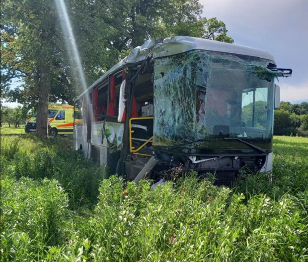 Водитель до ДТП «плыл» по полосам: шоферу автобуса могло стать плохо за рулем