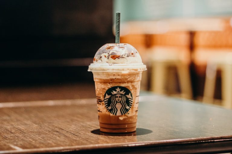 Starbucks закрывает в США 16 прибыльных кофеен — их оккупировали наркозависимые и бездомные
