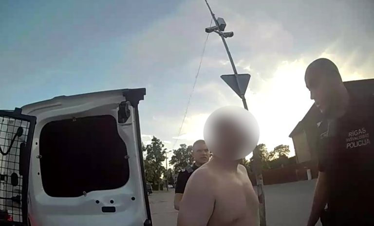 Пьяный мужчина разделся в общественном месте на глазах 3-летней дочери