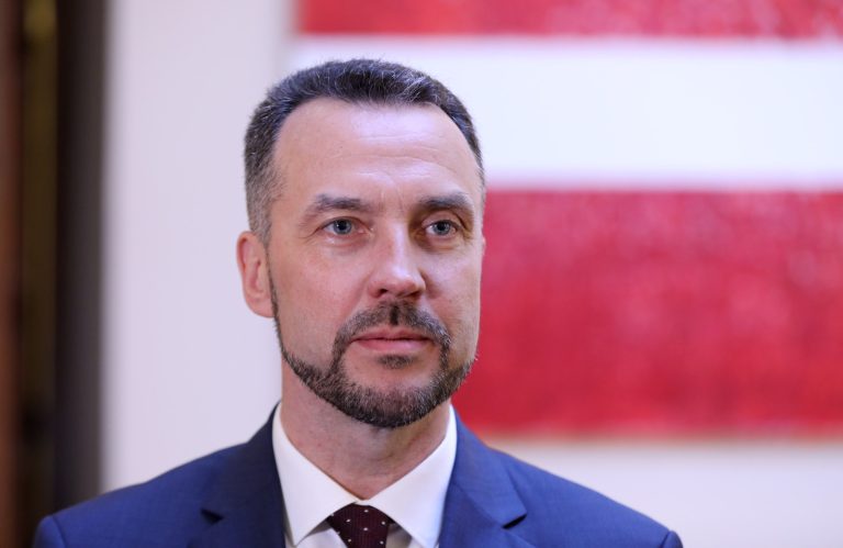Эклонс призвал латвийцев не волноваться: машин с российскими номерами сейчас почти в четыре раза меньше