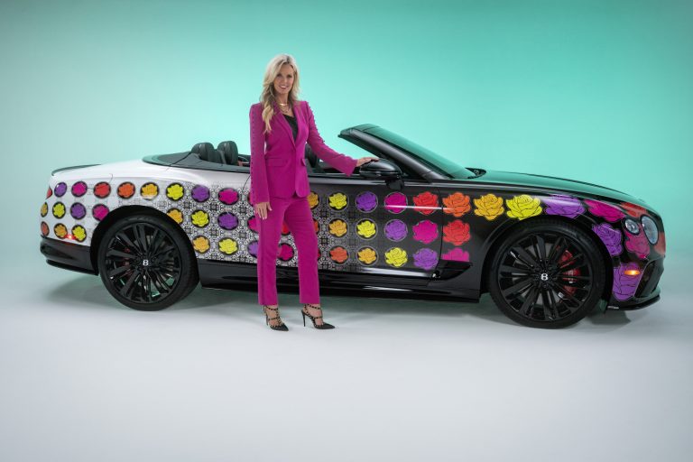 Bentley раскрасила розами кабриолет и продаст его с аукциона в помощь онкобольным