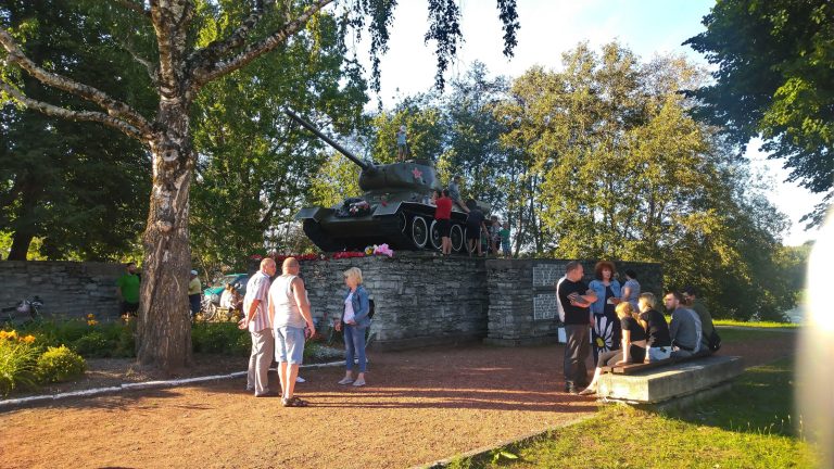 Советский танк в Нарве все-таки демонтируют