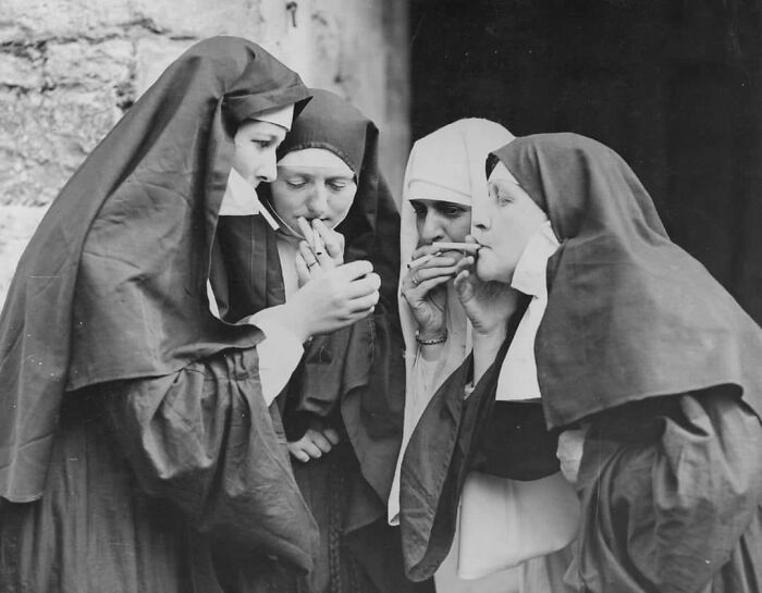 Монахини на перекуре, последняя фотосессия принцессы Дианы и мама Леди Гаги в подборке уникальных исторических фотографий