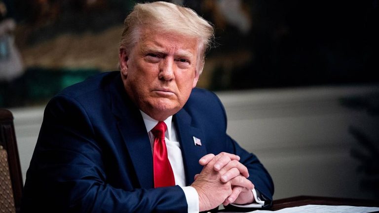 Трамп заявил, что агенты ФБР провели обыск в его резиденции во Флориде