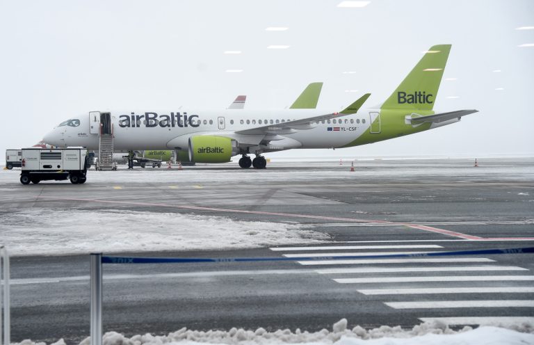 Компания airBaltic в июле перевезла в два раза больше пассажиров