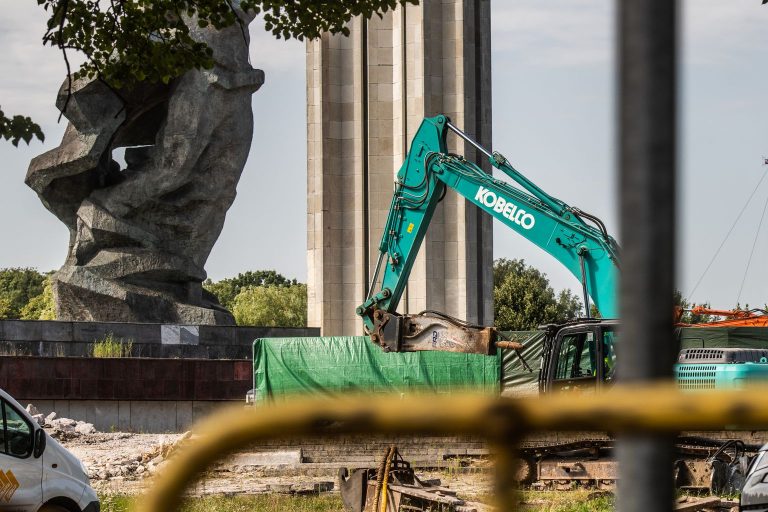 Мужчину оштрафовали за то, что он молотком повредил памятник в Парке Победы