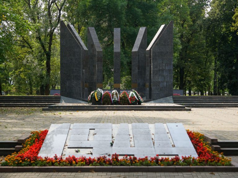 КС отказал Даугавпилсской думе в возбуждении дела в связи с обязанностью демонтировать памятники