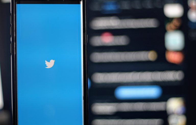 Акционеры Twitter одобрили сделку по продаже компании Илону Маску