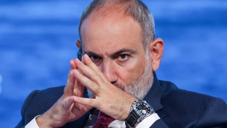Премьер Армении заявил о готовности подписать некий документ — люди вышли на улицы
