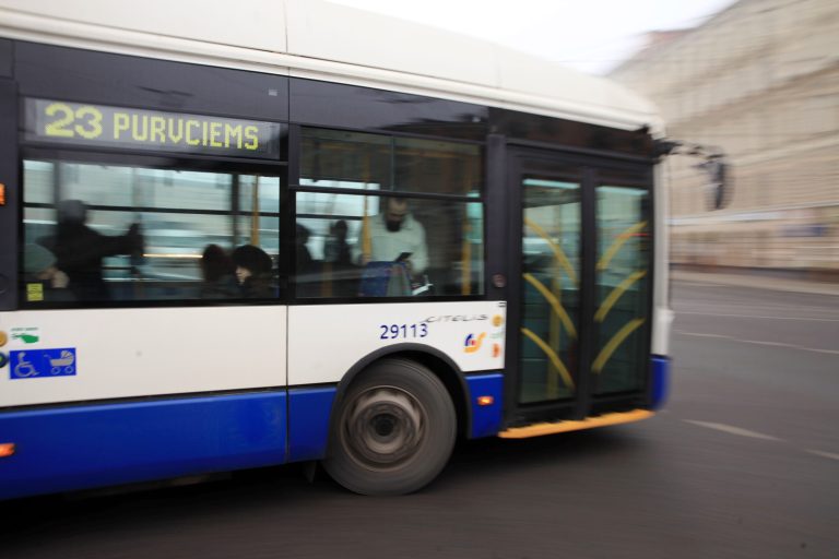 Rīgas satiksme с октября уменьшает штрафы для безбилетников