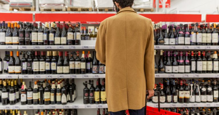 Идет сбор подписей за продажу алкоголя только в специальных магазинах