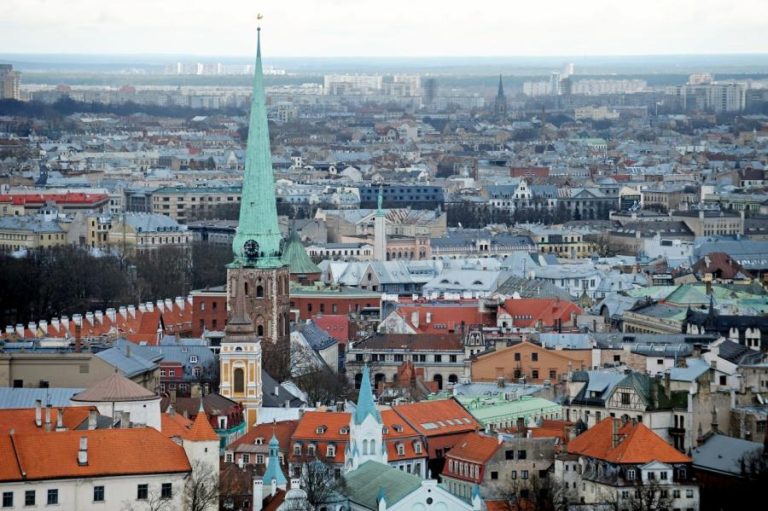 Рижская метрополия не хочет доплачивать педагогам: пусть это делает государство